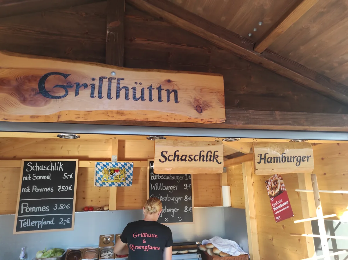 Grillhüttn Schild am Stand