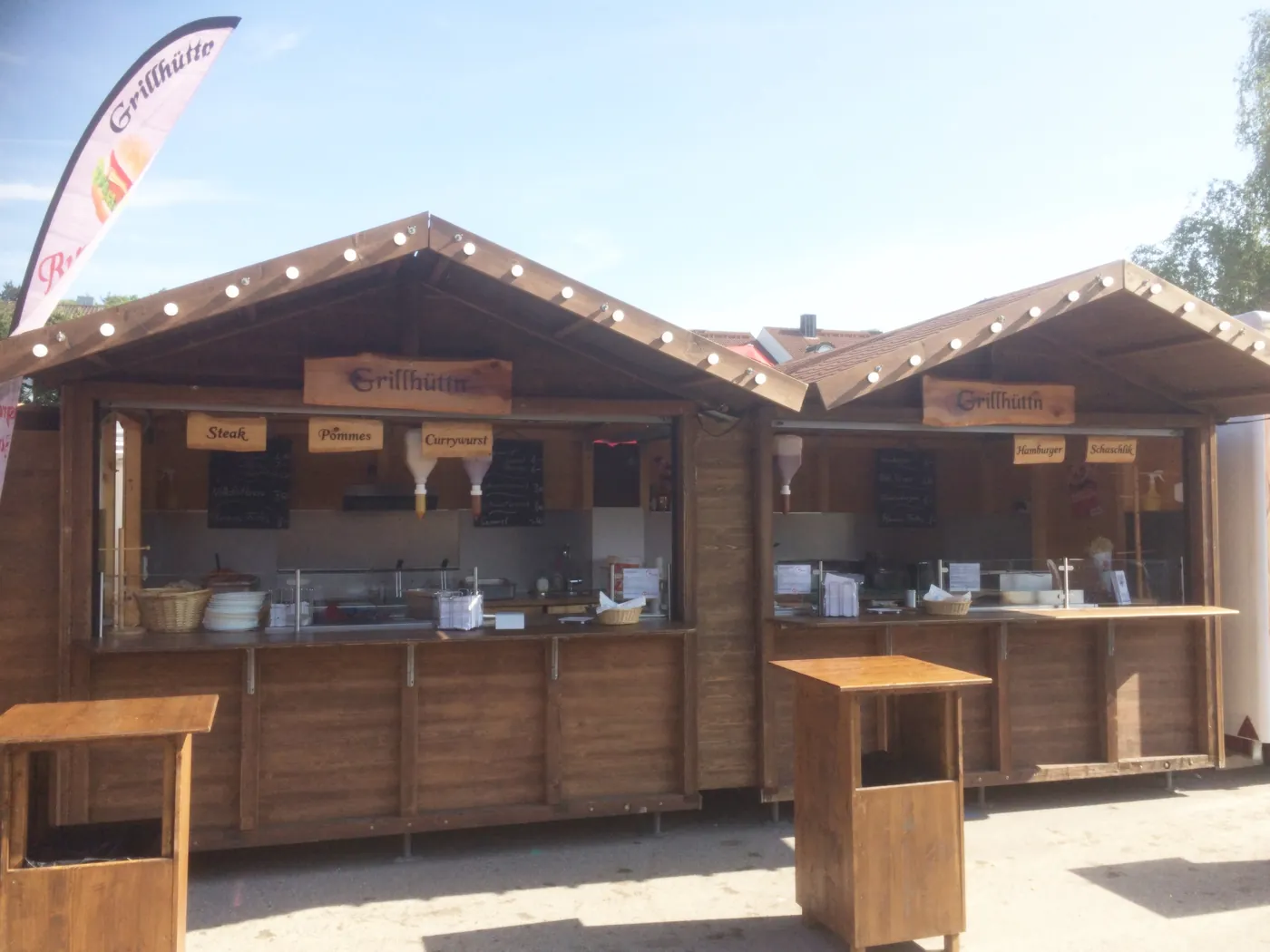 Grillhüttn Stände auf dem Fest